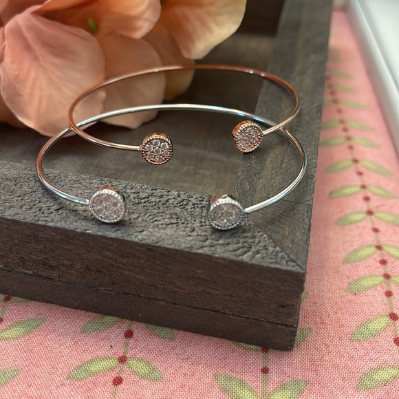 JBloom Dainty Bracelet - Picture 4 of 4
